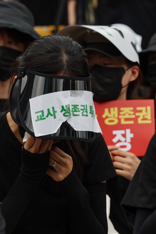 서울 서초구의 한 초등학교에서 발생한 교사 사망 사건과 관련해 지난 7월22일 서울 종로구 보신각 인근에서 열린 추모식에서 한 참가자가 눈물을 흘리고 있다.<연합뉴스>